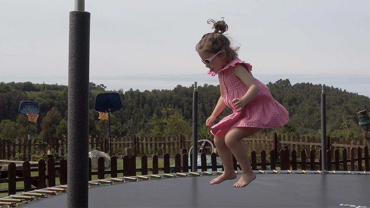 Hotel Playa de Aguilar - parque infantil - niña jugando en cama elástica